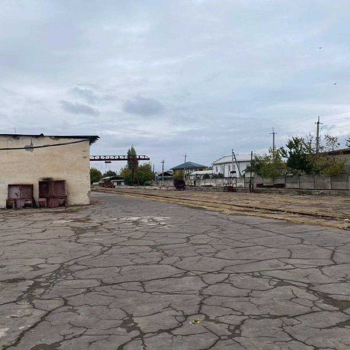 Yu  Продаётся база  - склады, цеха 5000м2, участок 2 гектара, торг