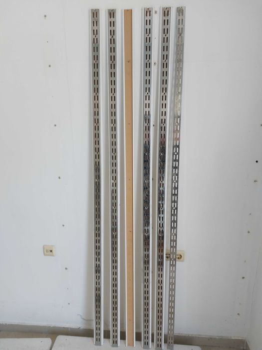 Продавам търговско оборудване/стелажи