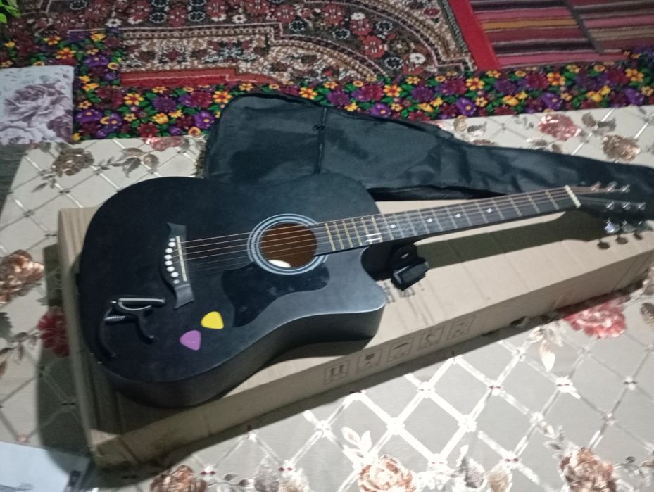 Gitara  sotiladi