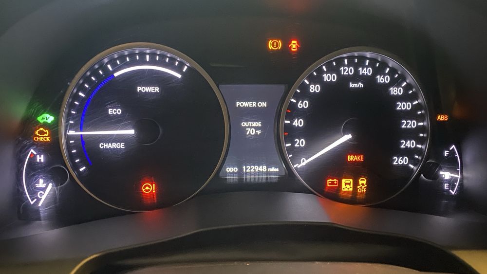 Европеец табло на Lexus ES300h