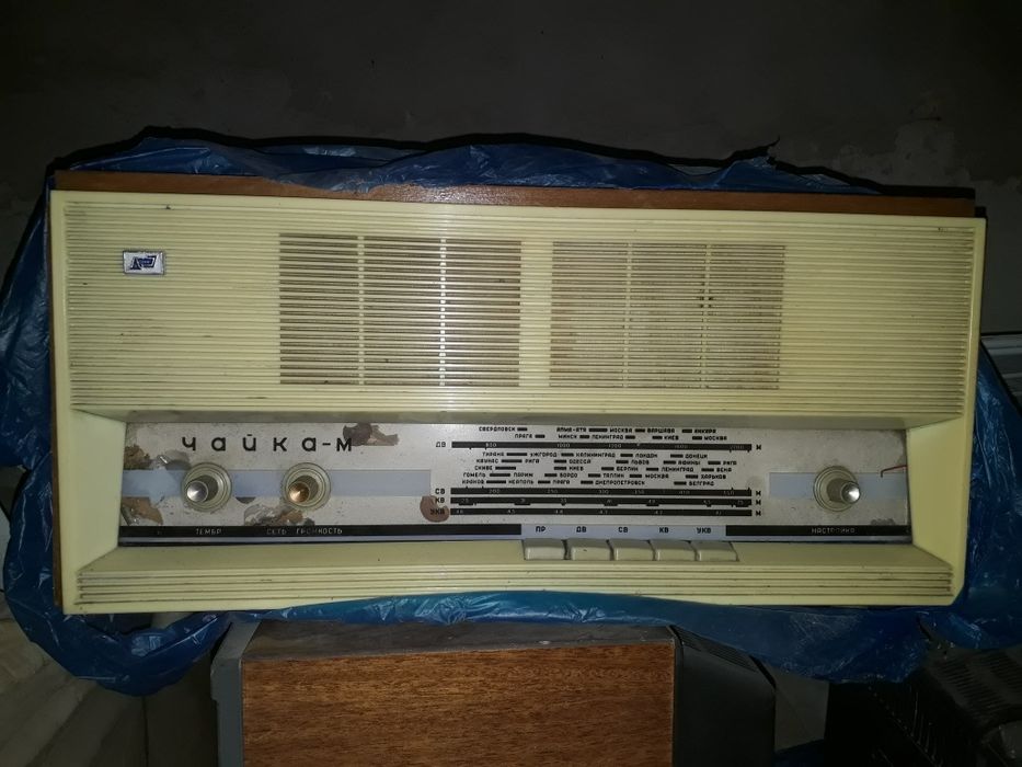 Ретро проигрователь и радиола проигровптель