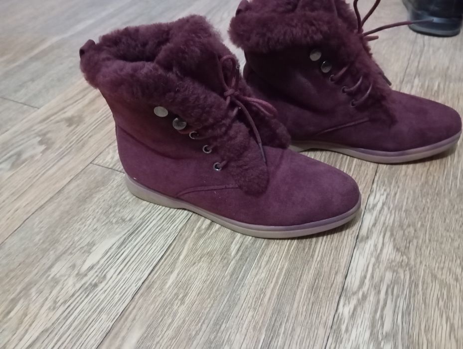 Продам подрасковые ботинки для девочек .