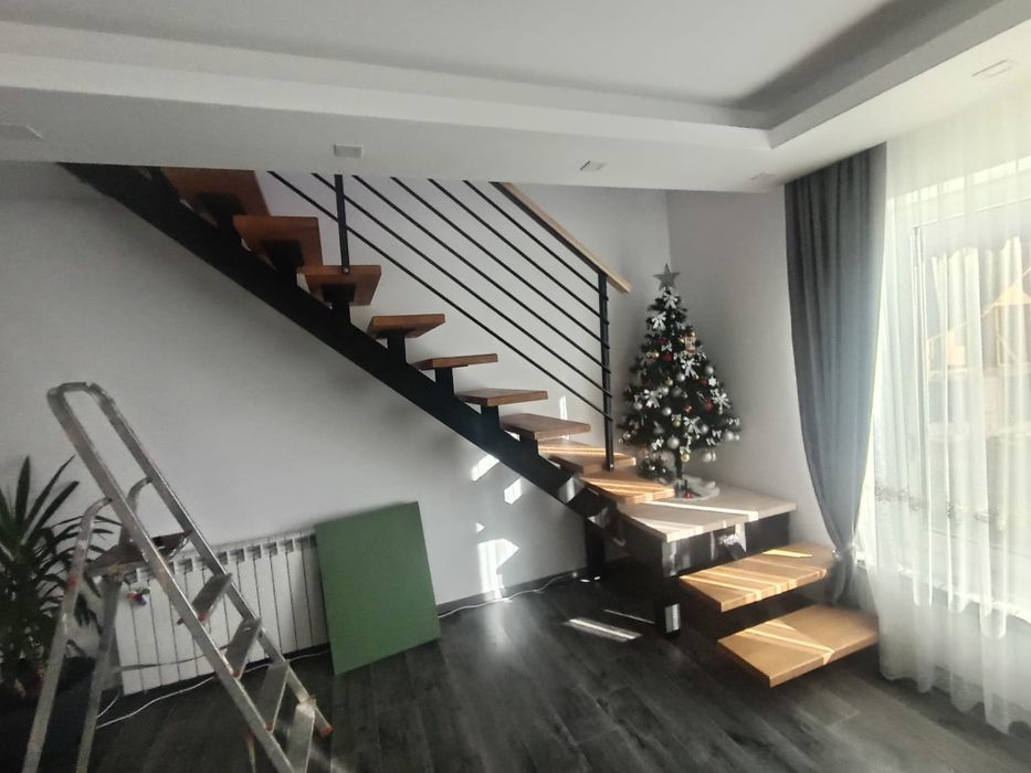 Scări metalice interioare cu vang central – execuție la comandă