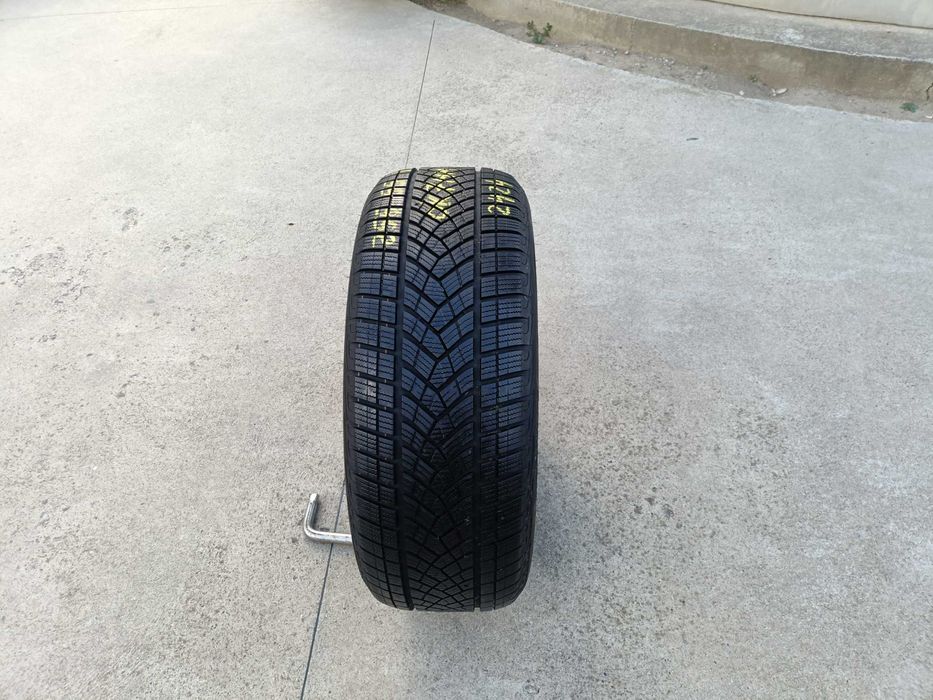O anvelopa de iarna 255 55 19 goodyear ultragrip performance 7 mm 2024