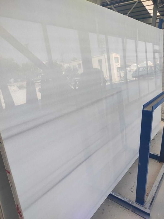 Marmura alba debitata la dimensiune