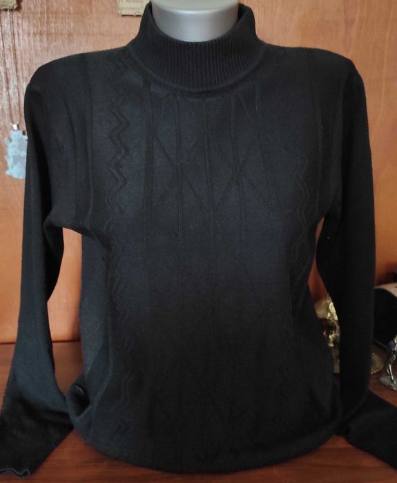 Фино мохерно поло и много зимни блузи по 5 € една.