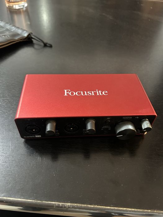 Placa de sunet focurite + microfon scarlet