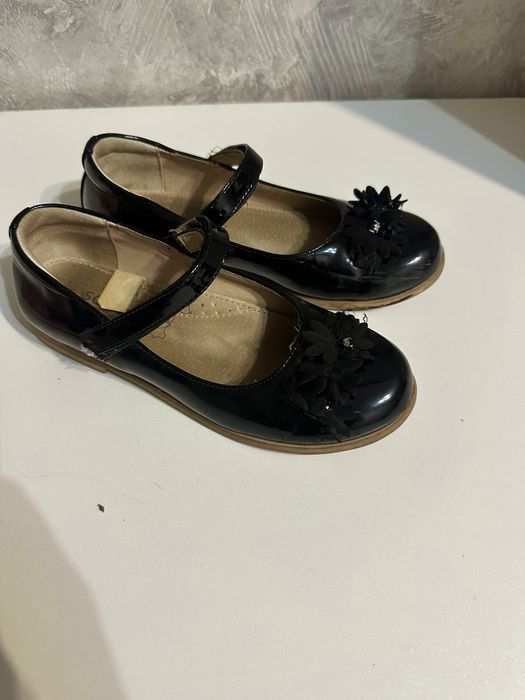 Продам школьную обувь для девочек.