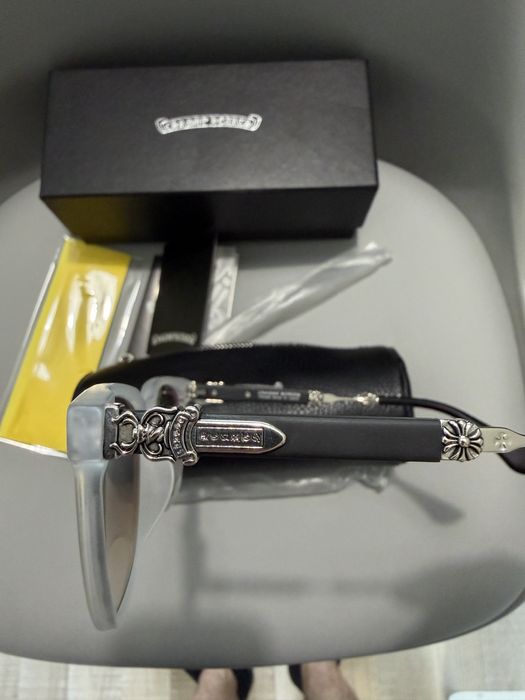Ochelari Chrome Hearts.