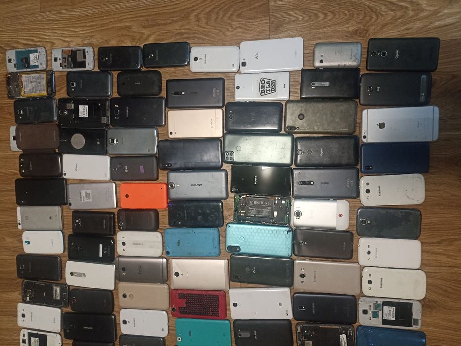 Vând lot 101 telefoane de piese