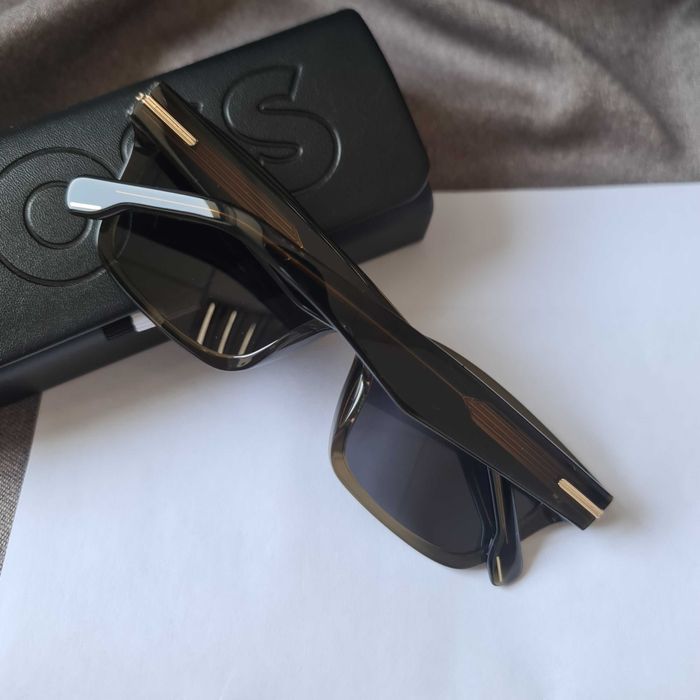 солнцезащитные очки Boss.