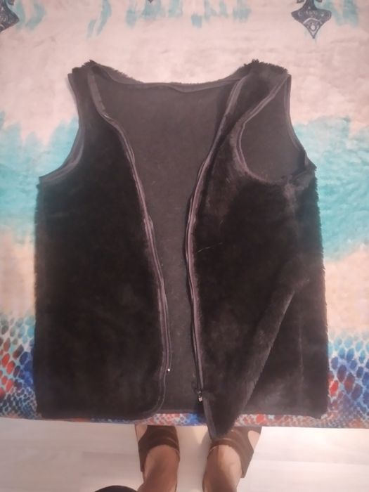 Теплое пальто с капюшоном темного цвета