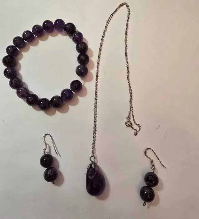 Bijuterii din pietre semiprețioase și alte materiale