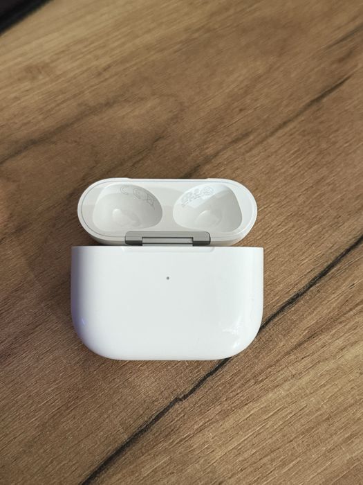 Продам кейс от наушников Airpods 3