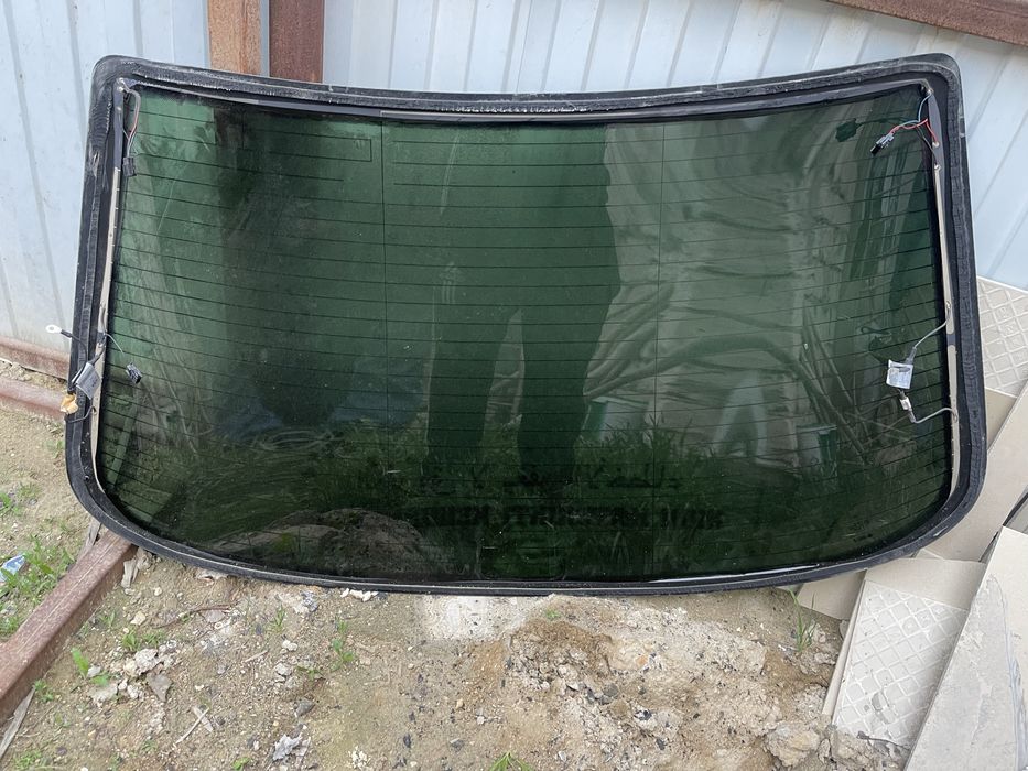 Задний стекло на w210 mercedes