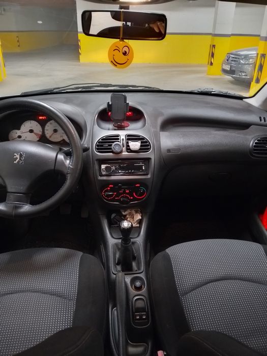 Продавам Пежо 206
