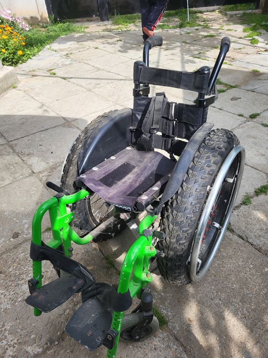 Scaun cu rotile pentru persoane cu dizabilitati