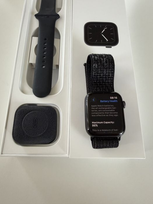 Apple Watch 5 - 44 mm Space Gray model A2093