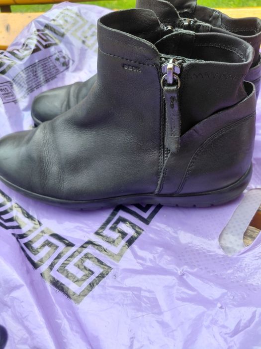 Ghete de damă, piele ,mas 37 ,Geox,stare f bunana