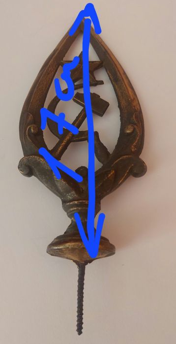 Стар връх на знаме 
и чук


звезда сърп