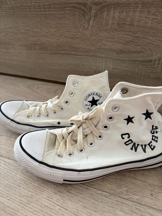 Бели кецове Converse.