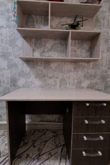 Продам Стол с полками