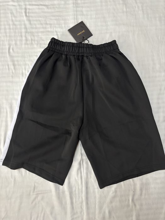 Pantaloni scuri si tricouri