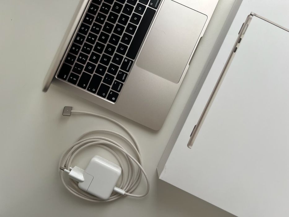 Macbook Air M2 - Starlight - 8GB RAM/256GB