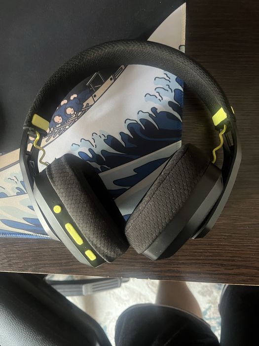 Наушники без проводные продам срочно