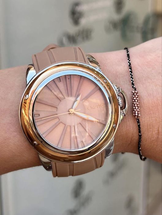 Часовник със силиконова верижка на Oxette