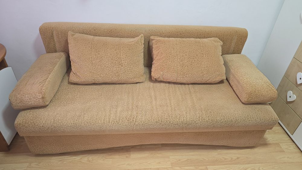 Voi vinde o canapea bună