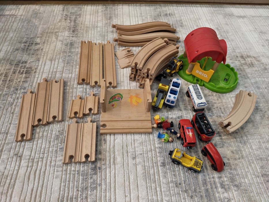 Дървено релси и влакче Brio и Playtive