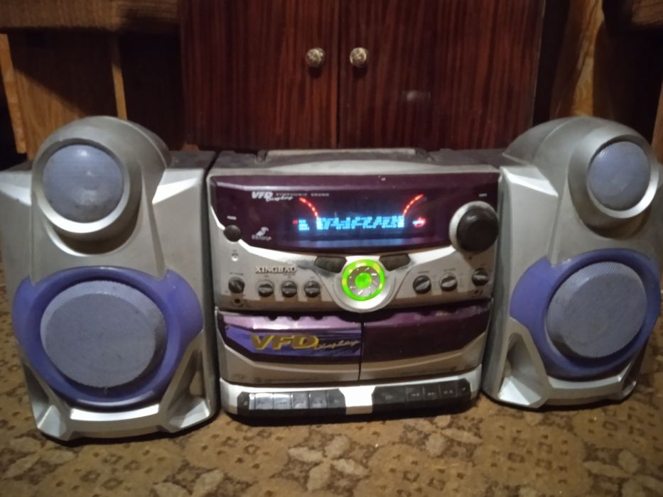 Музыкальный центр,с отстёгивающимися  колонками,в рабочем состоянии