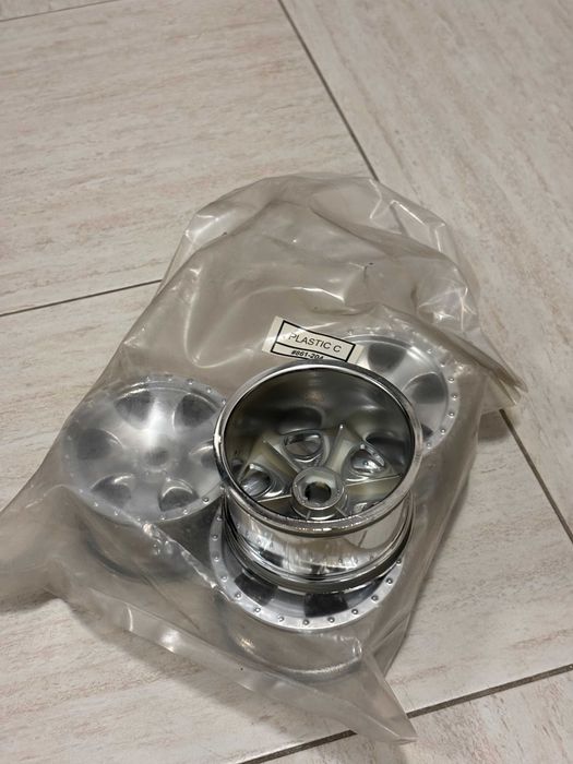 Продавам RC джанти 1:8
