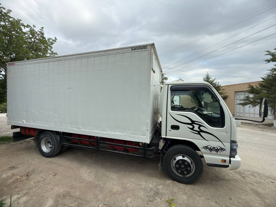 Isuzu 2015-yil, yurib ketayotgan ishlab turgan moshina.