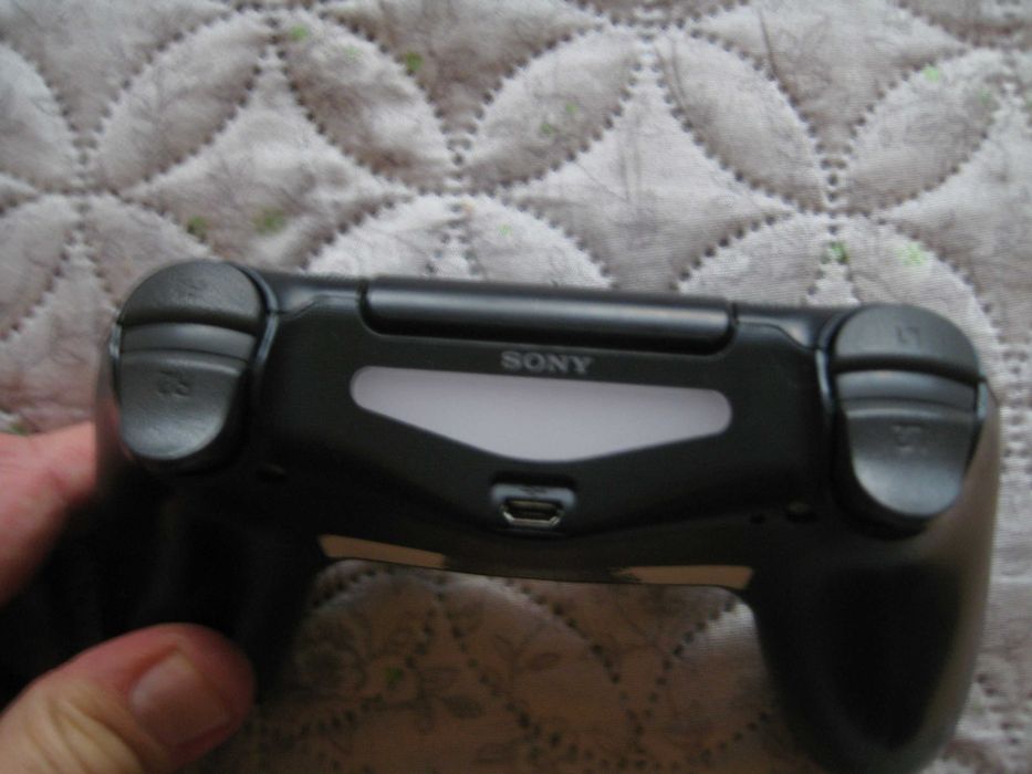 Продавам оригинален контролер за PS4
