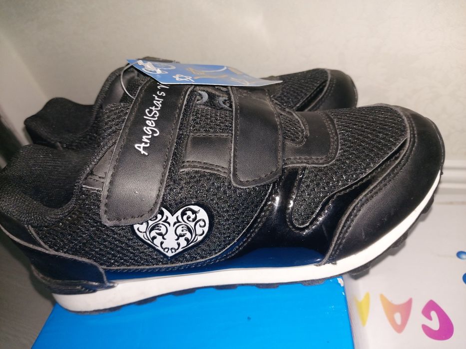 Продам  дёшево  детские кроссовки