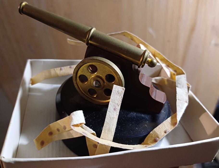 Сувенирна ретро-играчка " Пушка-сюрприз"