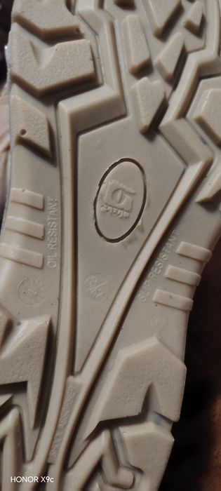 Продам ботинки спец новые 42 размер