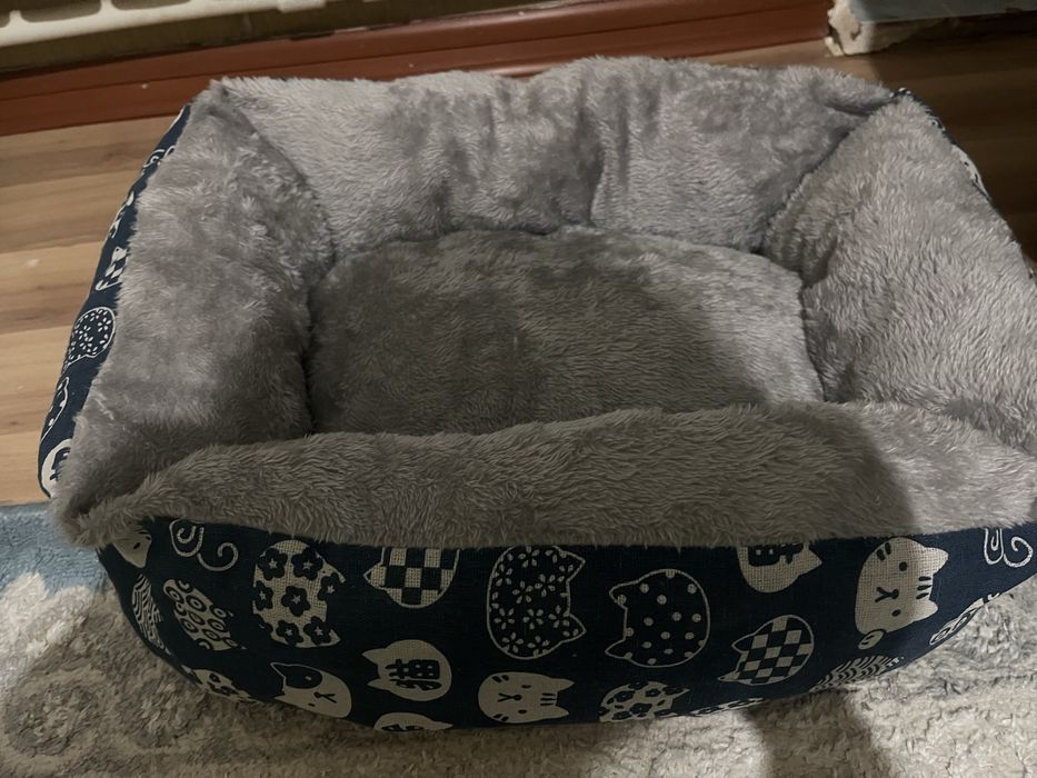 Продается лоток и лежанка , миска поилка для кошки