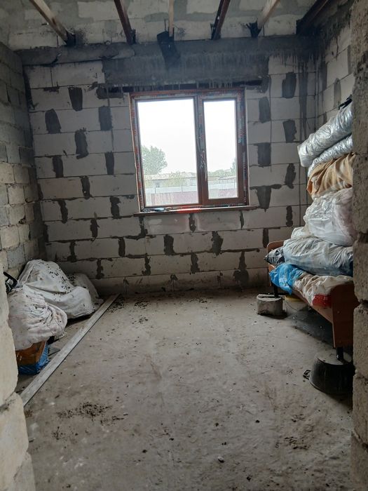 Продаеться недостроенный дом