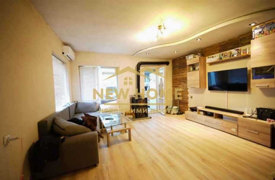 Къща с гараж! В района на Пазара