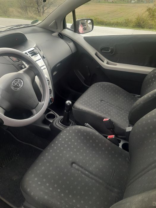 Продавам Тойота ярис