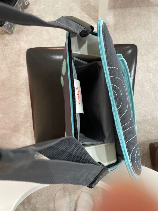 Преносимо столче за хранене с отделение за съхранение