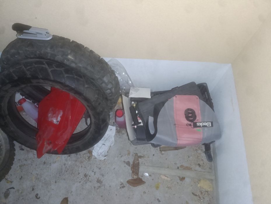 Мотора идва с цяла щата с резервни части и мотора върви отлично