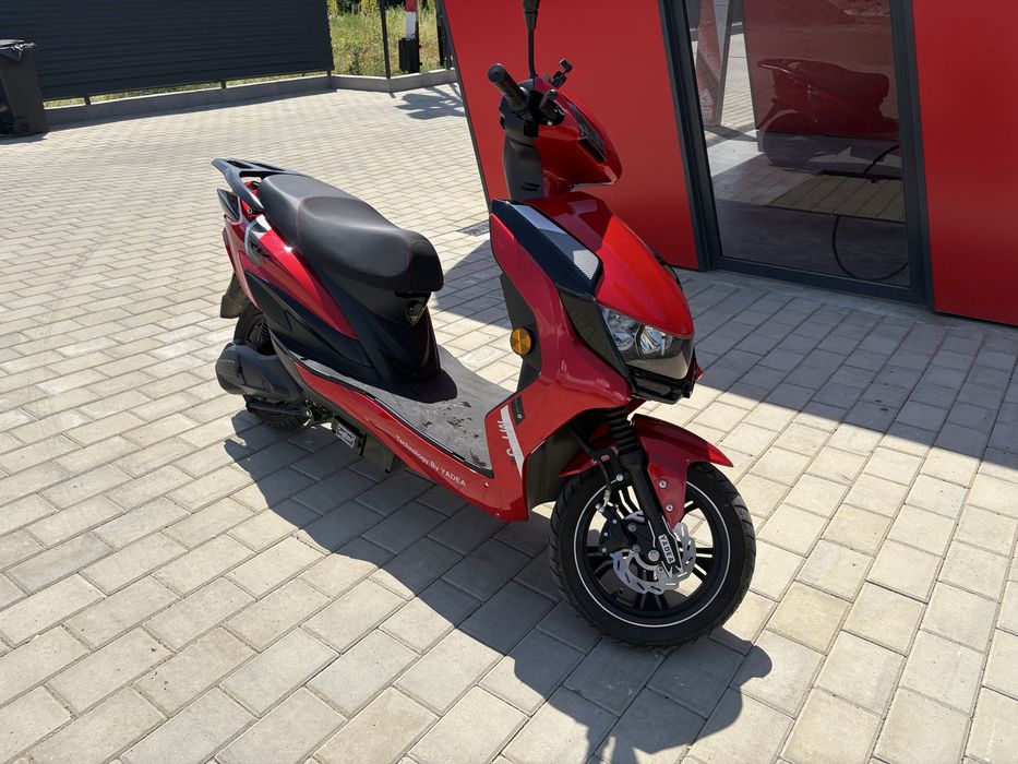 Scuter electric fara pernis