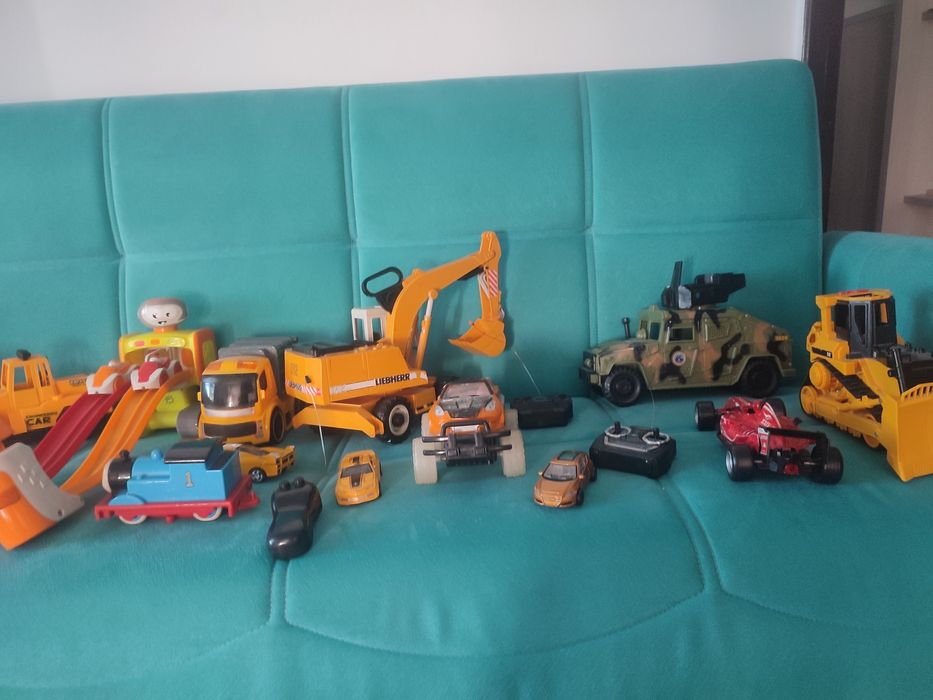 Mașinuțe cu baterii și telecomanda