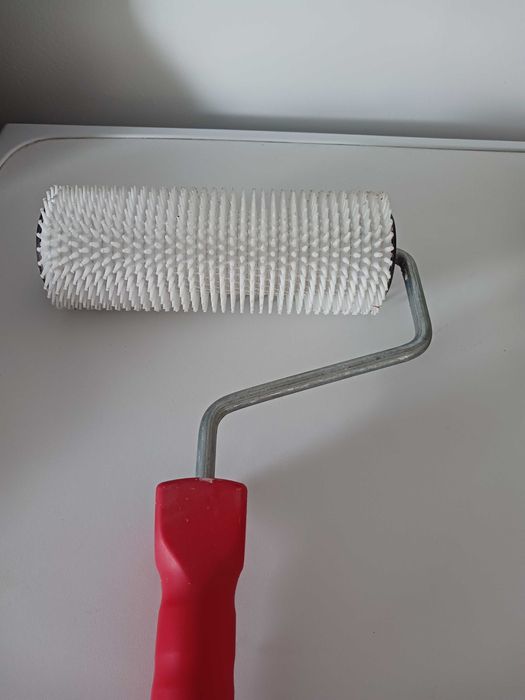 нов валяк с шипове за замазка