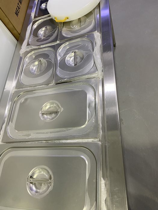 Vitrina vitrin tort va ovqat uchun