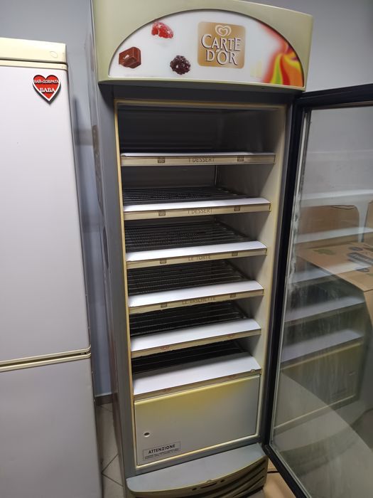 Продавам вертикален фризер
